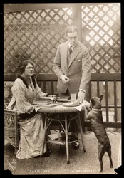 Julie Opp und William Faversham mit ihrem Boston Terrier, 1914